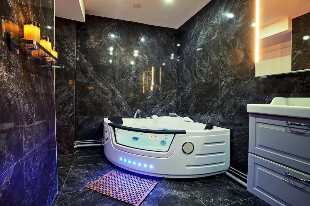 Versailles Jacuzzi - Sauna - Rdc 2 Buitenkant foto